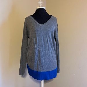 ❤️ New York collection V-neck sweater with a blue accent across the bottom
